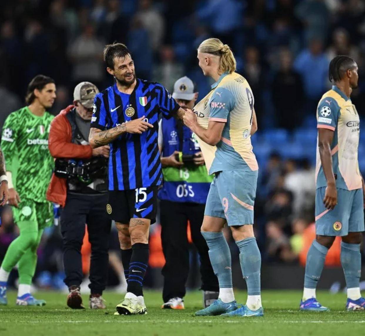 关于国际比赛日巴塞罗那备战德国杯，更衣室发声细节曝光，气氛紧张，更衣室氛围转暖的信息