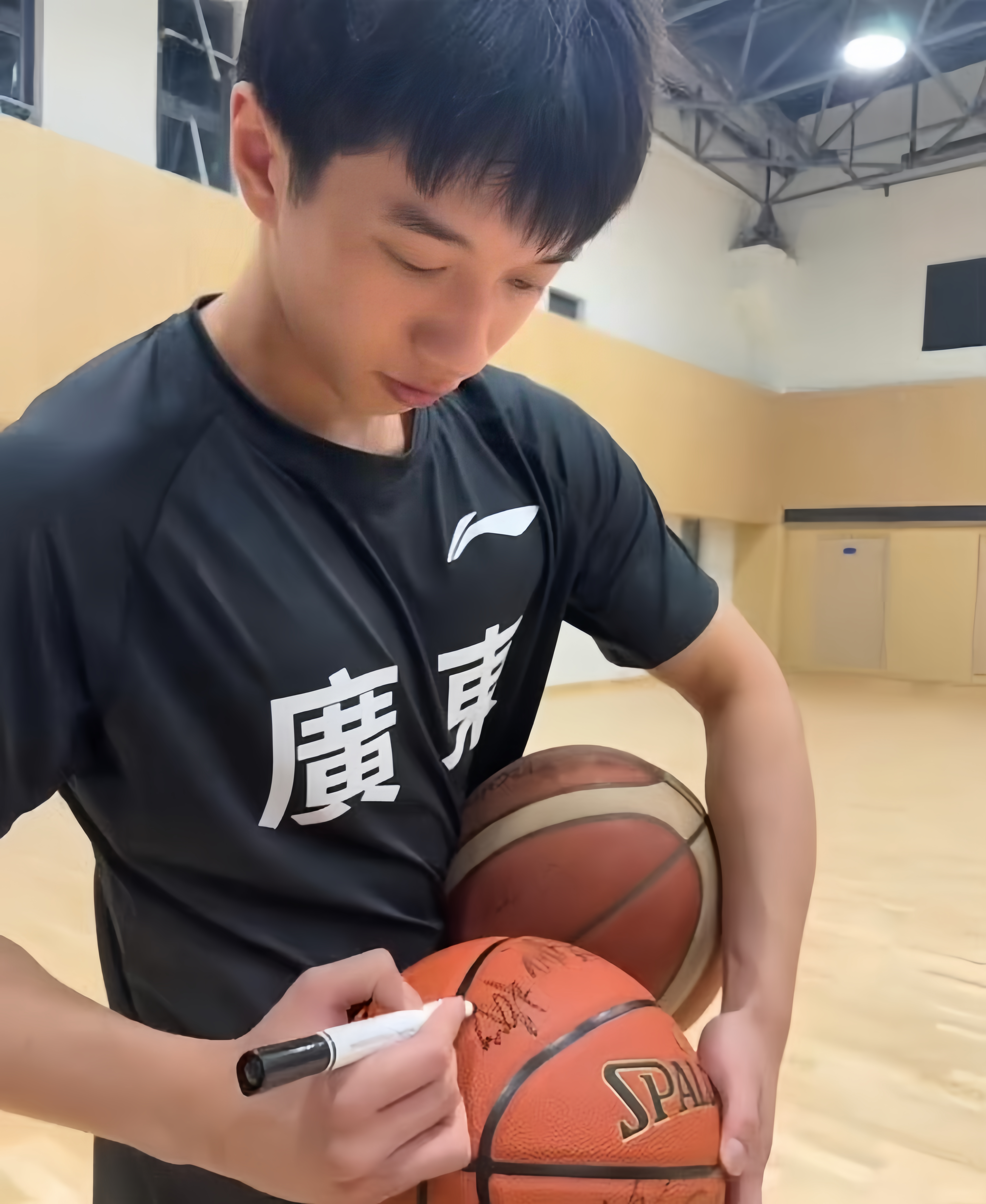 包含转会期广东宏远调整名单以备CBA季后赛；强势反弹环节打磨；管理层满意；团队化学反应显著的词条